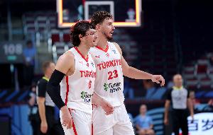 攻防压制！土耳其男篮第三节26-13净胜瑞典13分 三节打完领先8分