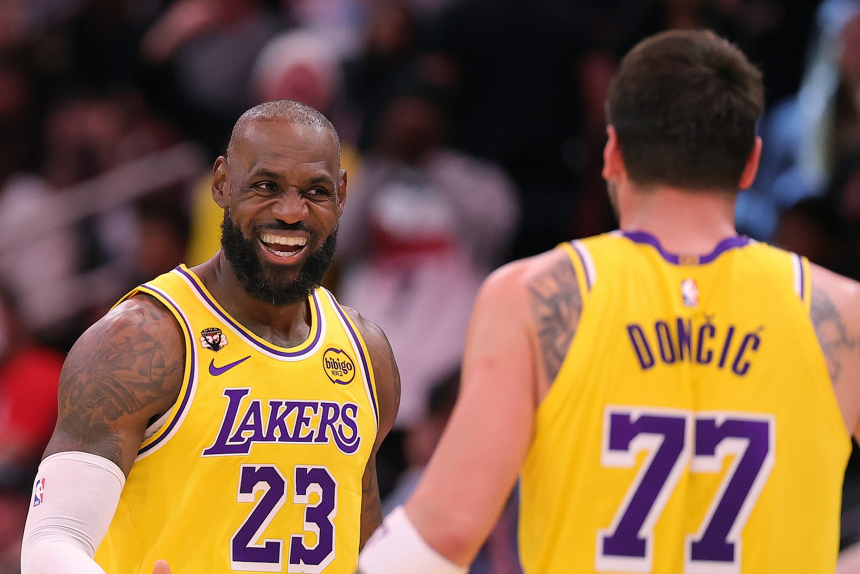 爱游戏APP-41岁14中13！球权使用率生涯新低&amp;防守拉满 老詹复出后湖人真滴强